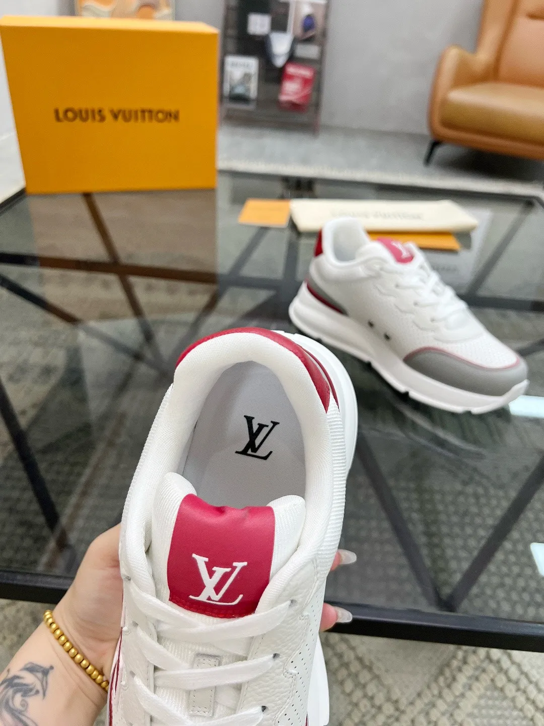 Factory price: 460💰Lv🔍Top purchasing agent🇮🇹 Road The most popular sports shoes for street men are available at the same counter. The uppers are imported cowhide fabrics from Italy, high-quality spliced colorful and complex handicrafts, imported comfortable mesh linings, soles: original soles specially provided by the original factory, T men's men's shoes 💰U foam exclusive movable molded soles are super comfortable, original factory and single goods, 🔍🔍high quality, you can enter and exit the counter at will, welcome to compare, code number 38-44, (45 customized)